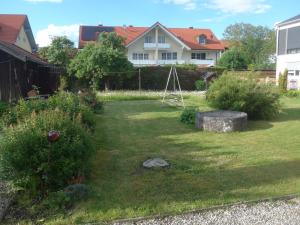 un patio con un jardín con un columpio en Haus Mayer en Weilheim in Oberbayern