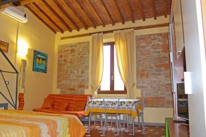 1 dormitorio con 2 camas, mesa y ventana en Max Apartments, en Florencia