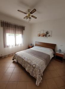 sypialnia z łóżkiem i wentylatorem sufitowym w obiekcie B&B Traghetto w mieście Porto Garibaldi
