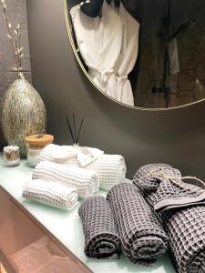 un estante con toallas y espejo en Casa Valeria - Guest House Centro Storico en Fano