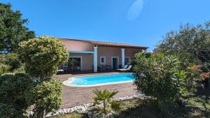 Villa con piscina en un patio en Villa Cara avec piscine privée, en Carpentras