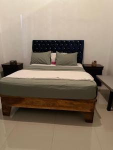 Ein Bett oder Betten in einem Zimmer der Unterkunft white