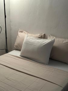 Ein Bett oder Betten in einem Zimmer der Unterkunft white
