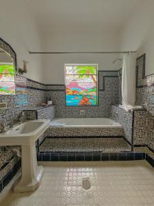 uma casa de banho com uma banheira e um lavatório em Condesa Haus B&B em Cidade do México
