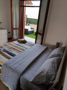 1 cama en un dormitorio con vistas a un patio en Casa vacanze Mary en Oristano