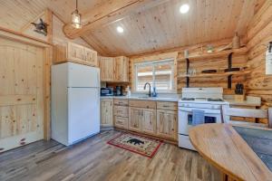 Gallery image of Soldotna Fishermans Cabin about 6 Mi to Kenai River in Soldotna +16 photos