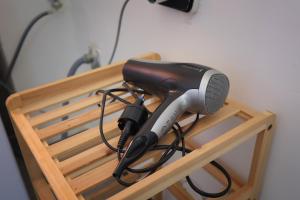 a blow dryer and a microphone on a stand at Casa di Sara&Anna in Avola