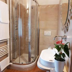 łazienka z prysznicem i umywalką w obiekcie B&B La Soldanella w mieście Santo Stefano dʼAveto