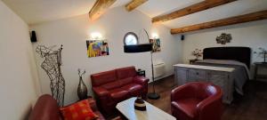 sala de estar con sillas rojas y cama en Villa Cara avec piscine privée, en Carpentras