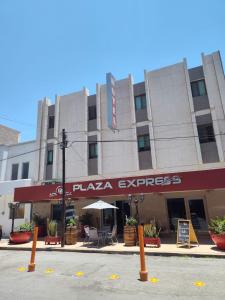 un hotel con un cartel expreso de pizza delante de él en Hotel Plaza Express en Torreón