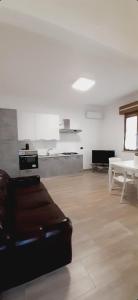 a living room with a couch and a table at Villa Salvina Beach in Fontane Bianche