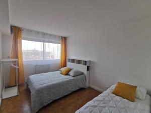 - une chambre avec 2 lits et une fenêtre dans l'établissement Toulouse Saint Georges SG3, T3, 2ch terrasse Pk, à Toulouse