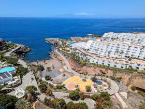 Studio Playa Paraiso Tenerife - ocean view and internet wifi optical fiber - for rent في بلايا بارايسو: اطلالة جوية لمنتجع قريب من المحيط