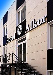 hotel z znakiem na boku budynku w obiekcie Alkor Hotel w Wołgogradzie