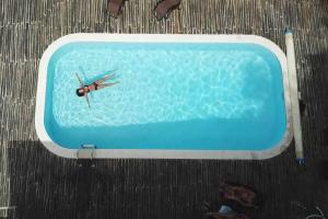 una persona nadando en una piscina en un crucero en Quinta da Pousada Casa de Campo, en Santa Marta de Penaguião
