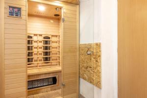 eine Sauna mit Glastür in einem Zimmer in der Unterkunft Chalupa Kukajda in Desná