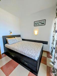 um quarto com uma cama num quarto em Studio Playa Paraiso Tenerife - ocean view and internet wifi optical fiber - for rent em Playa Paraiso