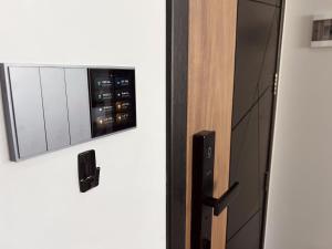 Un horno microondas montado en la pared junto a una puerta en Apartamento Inteligente de Lujo, Comodo y Completo, en Cochabamba