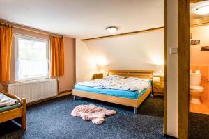 Ein Bett oder Betten in einem Zimmer der Unterkunft Chalupa Kukajda