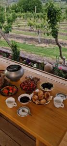 een tafel met veel eten erop bij GreenField Luxe in Jechegnadzor