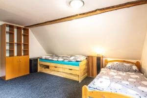 Ein Bett oder Betten in einem Zimmer der Unterkunft Chalupa Kukajda