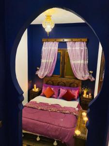 シェフシャウエンにあるDAR NAKHLAのベッドルーム1室(紫のシーツが敷かれたベッド1台、窓付)