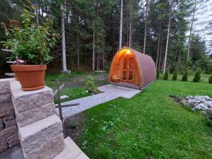 une petite tente en forme de dôme dans une cour avec une plante dans l'établissement Ferienhaus - Chalet - Lechtraum, à Stanzach