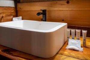 Koupelna v ubytování Luxury Cabin-Amazing Location-Arcade-Firepit-Pool + 47 fotografií