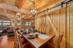Posezení v ubytování Luxury Cabin-Amazing Location-Arcade-Firepit-Pool
