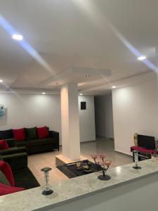 比塞大Darna的带沙发和桌子的客厅