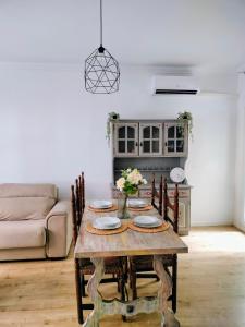 een woonkamer met een tafel en een bank bij Apartamento en el barrio marítimo del Serrallo in Tarragona