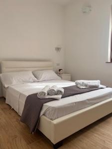 アルゲーロにあるRita's House Algheroの白いベッド(タオル付)