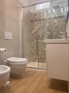 アルゲーロにあるRita's House Algheroのトイレとガラスのシャワー付きのバスルーム