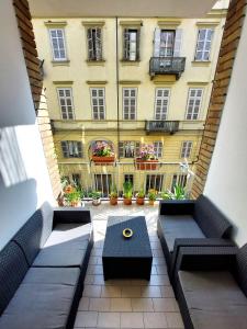 una vista de un edificio desde el interior de un patio en Casa stazione centrale, en Turín