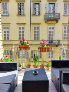 un patio con mesas y macetas frente a un edificio en Casa stazione centrale, en Turín 22 fotos más