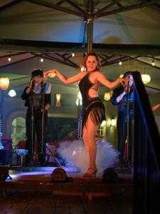 Hotel Ocean في ميامي بيتش: امرأة تقف على المسرح مع مكبر صوت