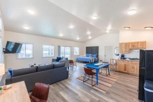 奥福德港#StayinMyDistrict Oceanview Studio Loft的客厅里有一张沙发和一张桌子。