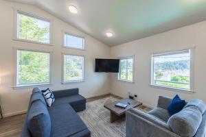 奥福德港#StayinMyDistrict Oceanview Studio Loft的配有两张沙发和一台平板电视的客厅