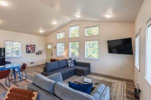 奥福德港#StayinMyDistrict Oceanview Studio Loft的客厅里有一张沙发和一台电视