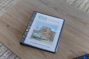 een boek dat op een tafel ligt bij #StayinMyDistrict Oceanview Studio Loft in Port Orford +69 foto's