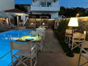 Koukounari Apartments内部或周边的泳池