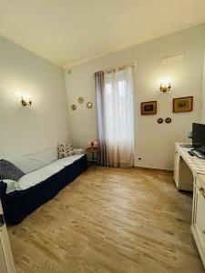 Un dormitorio con una cama y suelo de madera. en Thea House, en Casale Monferrato