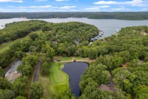 una vista aérea de un campo de golf y un lago en Emerald Bay Unit 1B, en Lake Ozark