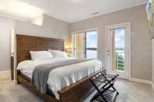 Emerald Bay Unit 1B客房内的一张或多张床位