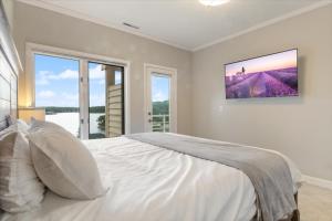 Emerald Bay Unit 1B客房内的一张或多张床位