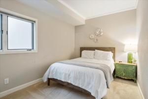 Emerald Bay Unit 1B客房内的一张或多张床位