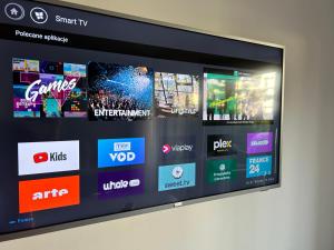 a television screen with several different types of websites at Apartment Bursztyn z ogródkiem I 250m od plażey - Apartment Bernstein mit Garten I 250m vom Strand in Pogorzelica