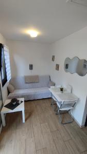 un soggiorno con divano e tavolo di Apartman Giulitta a Porat