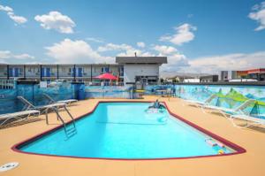 una piscina en la azotea de un complejo en Holiday Lodge en Wenatchee