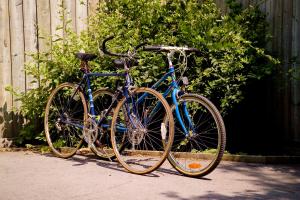 due biciclette parcheggiate l'una accanto all'altra accanto a una recinzione di WeatherPine Inn a Niagara on the Lake